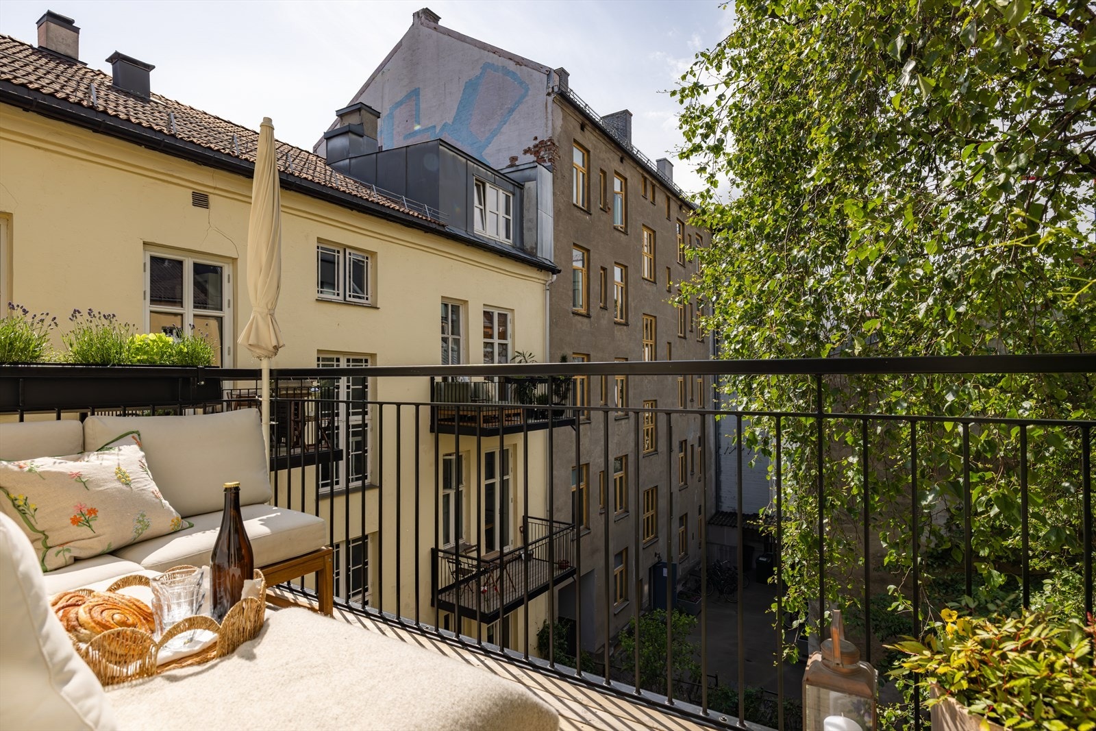 Solrik balkong med sol fra 13-21 midtsommers. Galleribilde