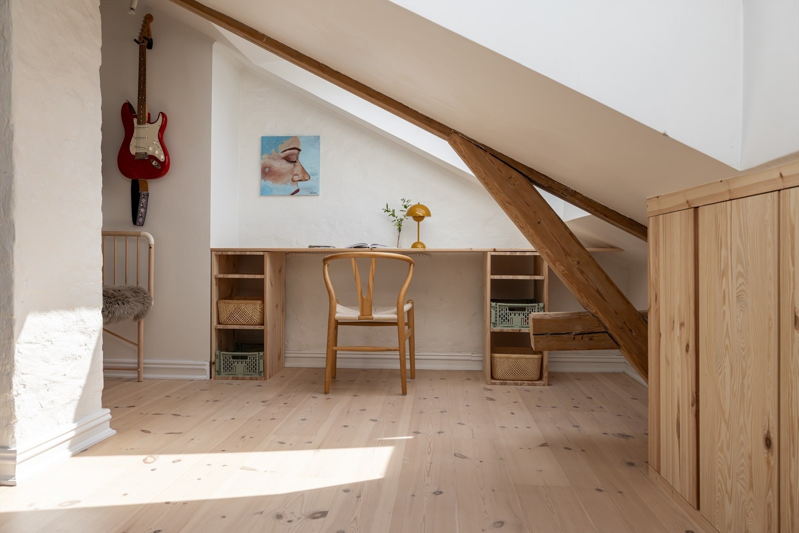 Soverom 2. Det er montert blendingsrullegardiner fra Velux på samtlige takvinduer. I tillegg har vinduet over kontorplassen en innebygget plisségardin for solskjerming. Galleribilde