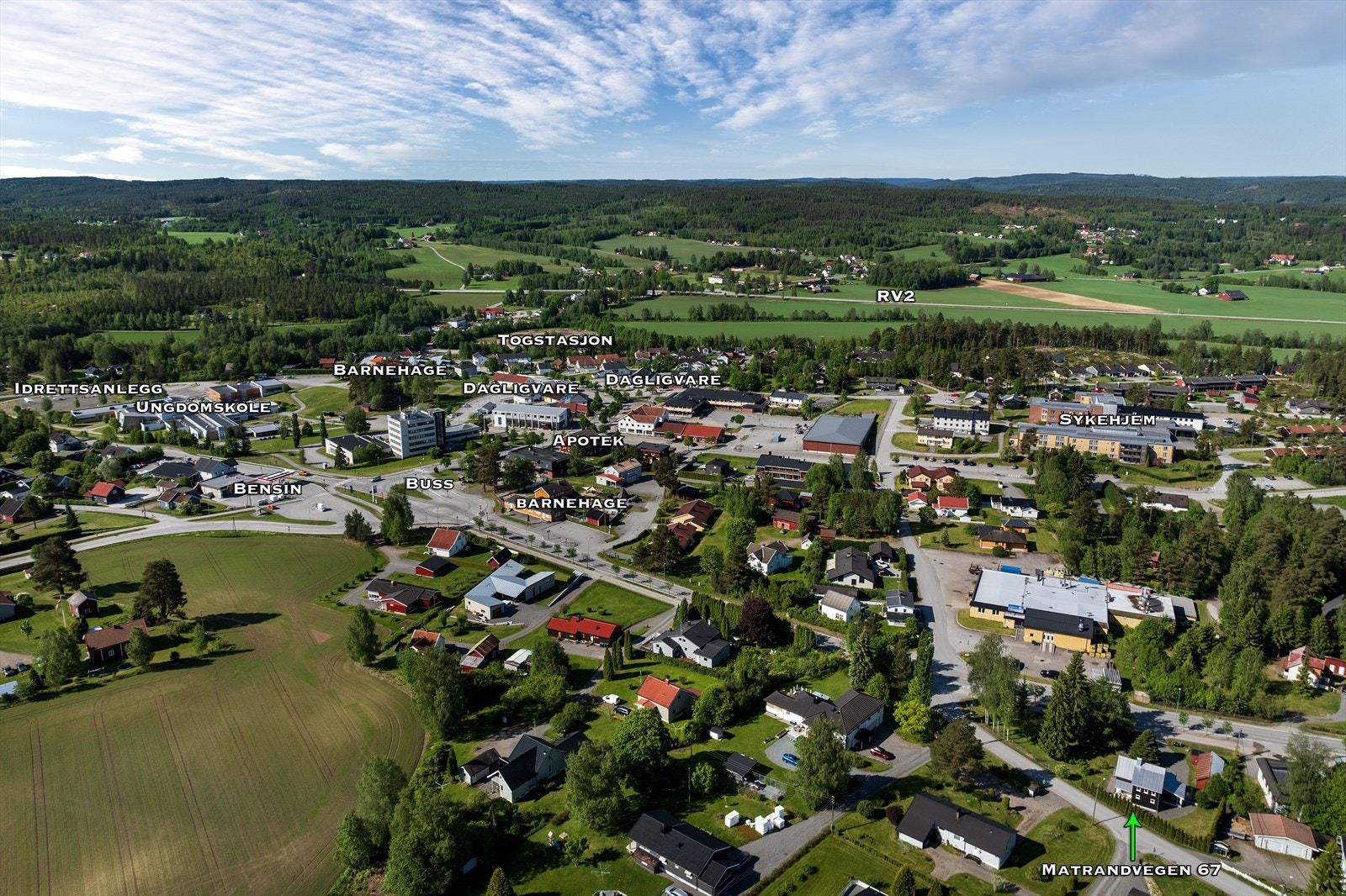 Skotterud sentrum ligger kun en kort spasertur unna, med alt lett tilgjengelig. Galleribilde