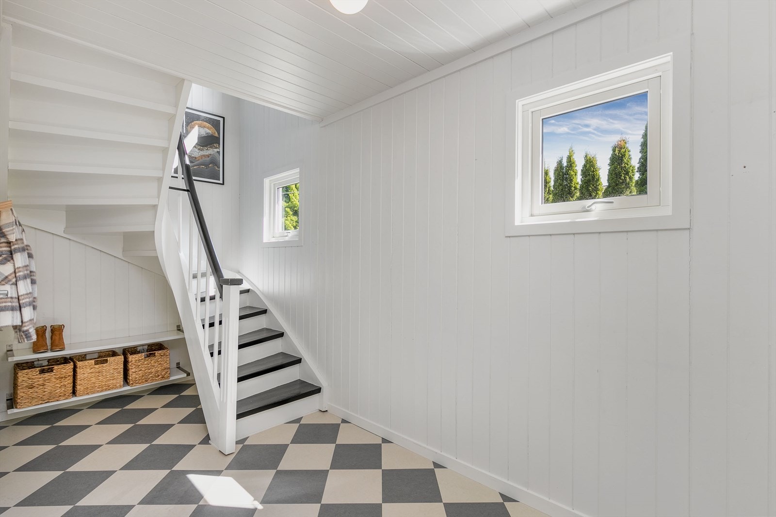 Entréen har slitesterkt vinylgulv og varmekabler, med plass til yttertøy og sko. Galleribilde