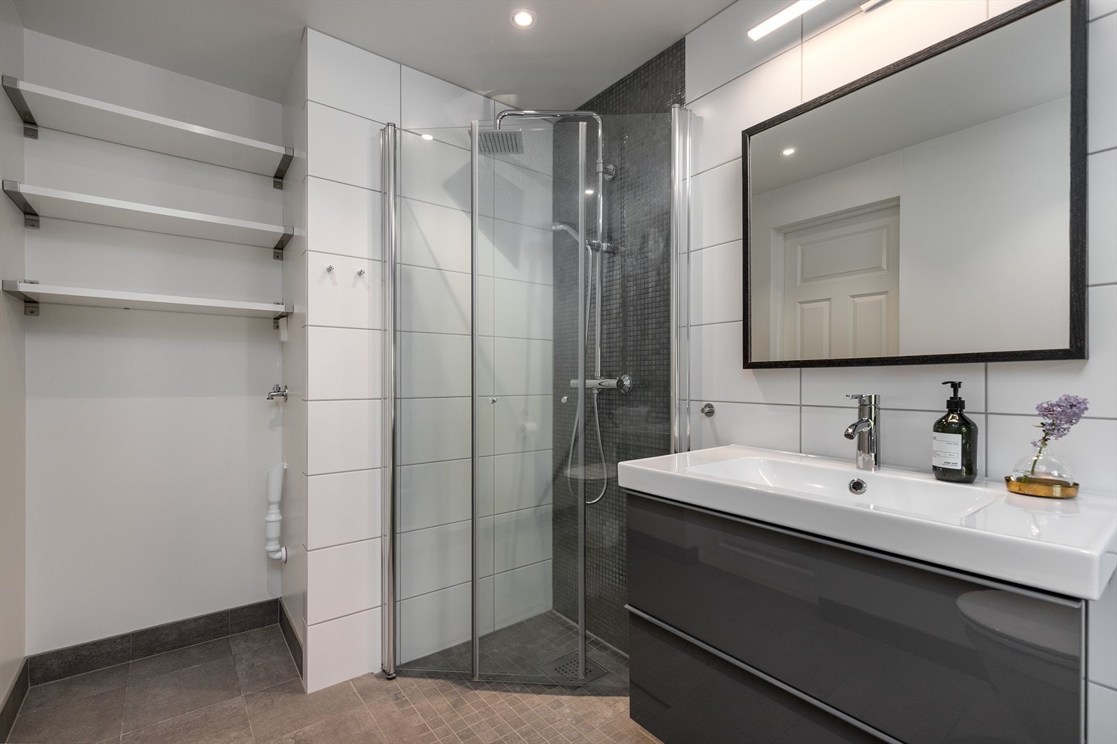 Badet har romslig servant, god oppbevaringsplass og downlights i himlingen for ekstra komfort. Galleribilde