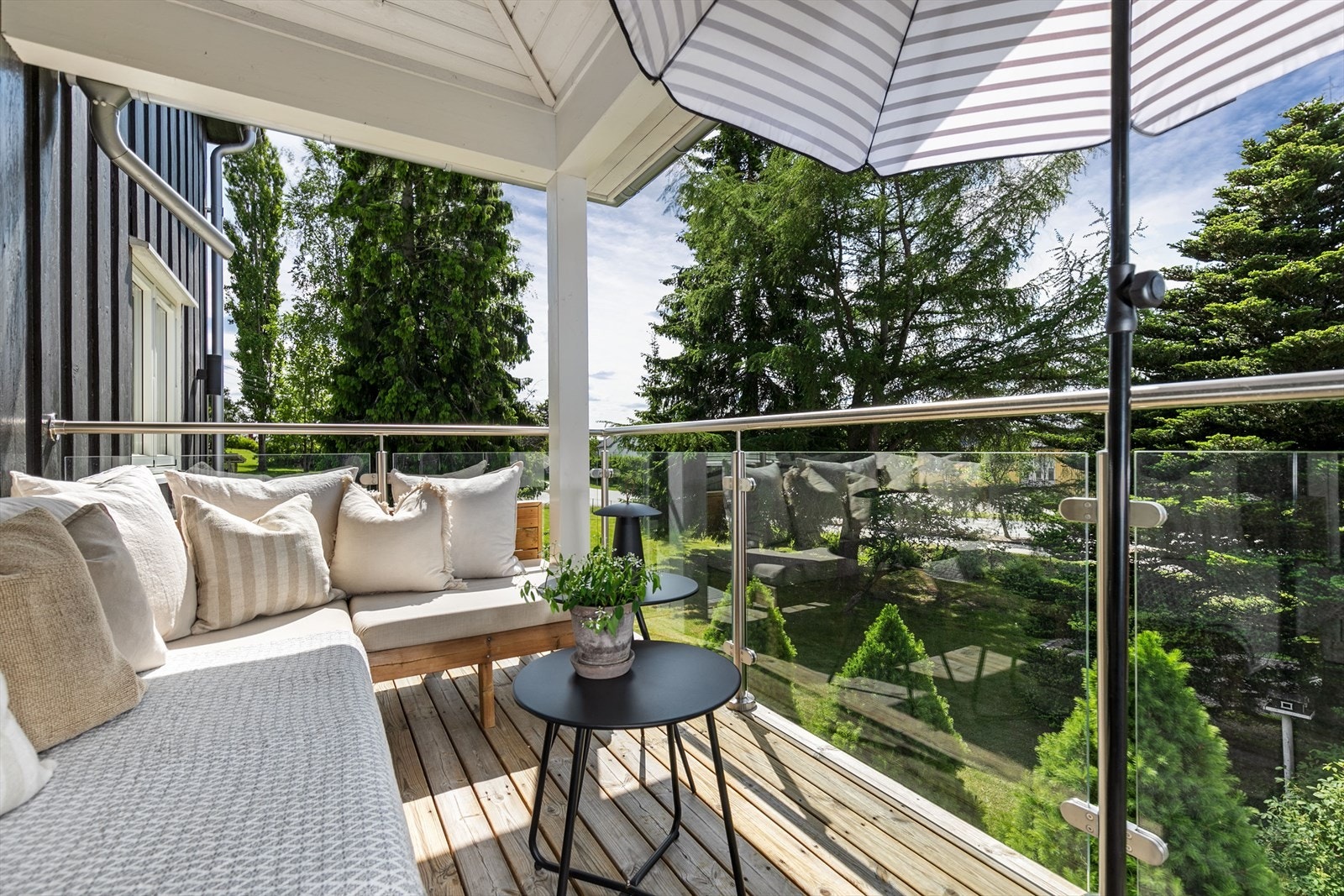 Terrassen inviterer til rolige stunder utendørs og er lett tilgjengelig fra stuen. Galleribilde