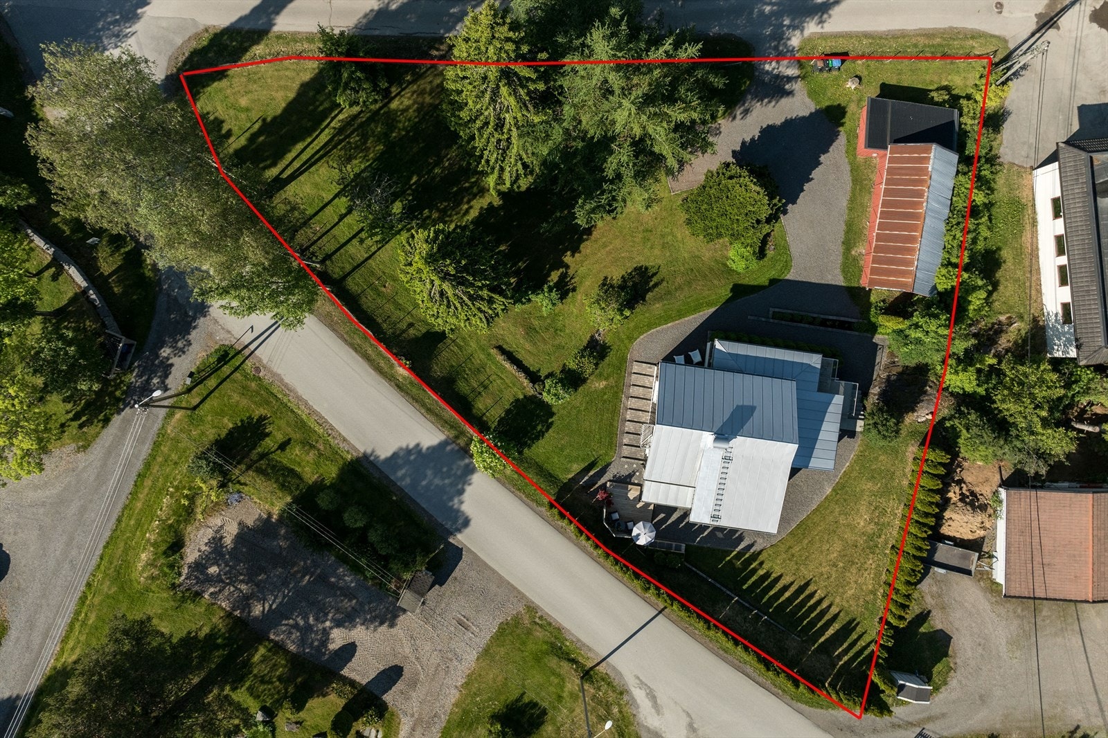 Stor tomt med velholdt hage, uthus og romslig opparbeidet uteareal for variert bruk. Galleribilde