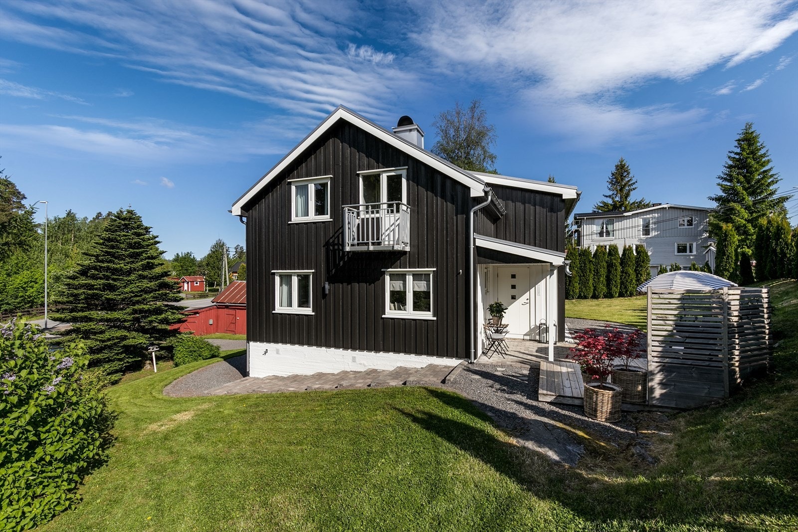 Inngangspartiet har overbygg og belegningsstein, og gir et stilrent førsteinntrykk. Galleribilde