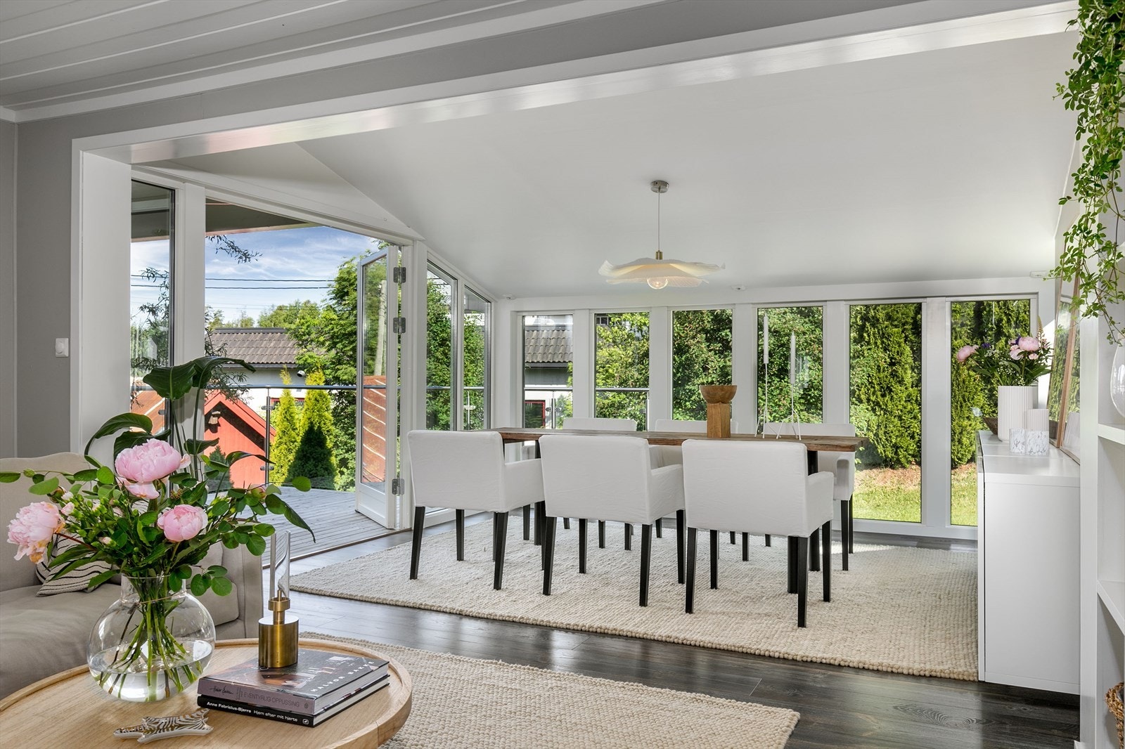 Spisestuen er omkranset av vinduer og har en luftig atmosfære med doble dører ut mot terrassen. Galleribilde