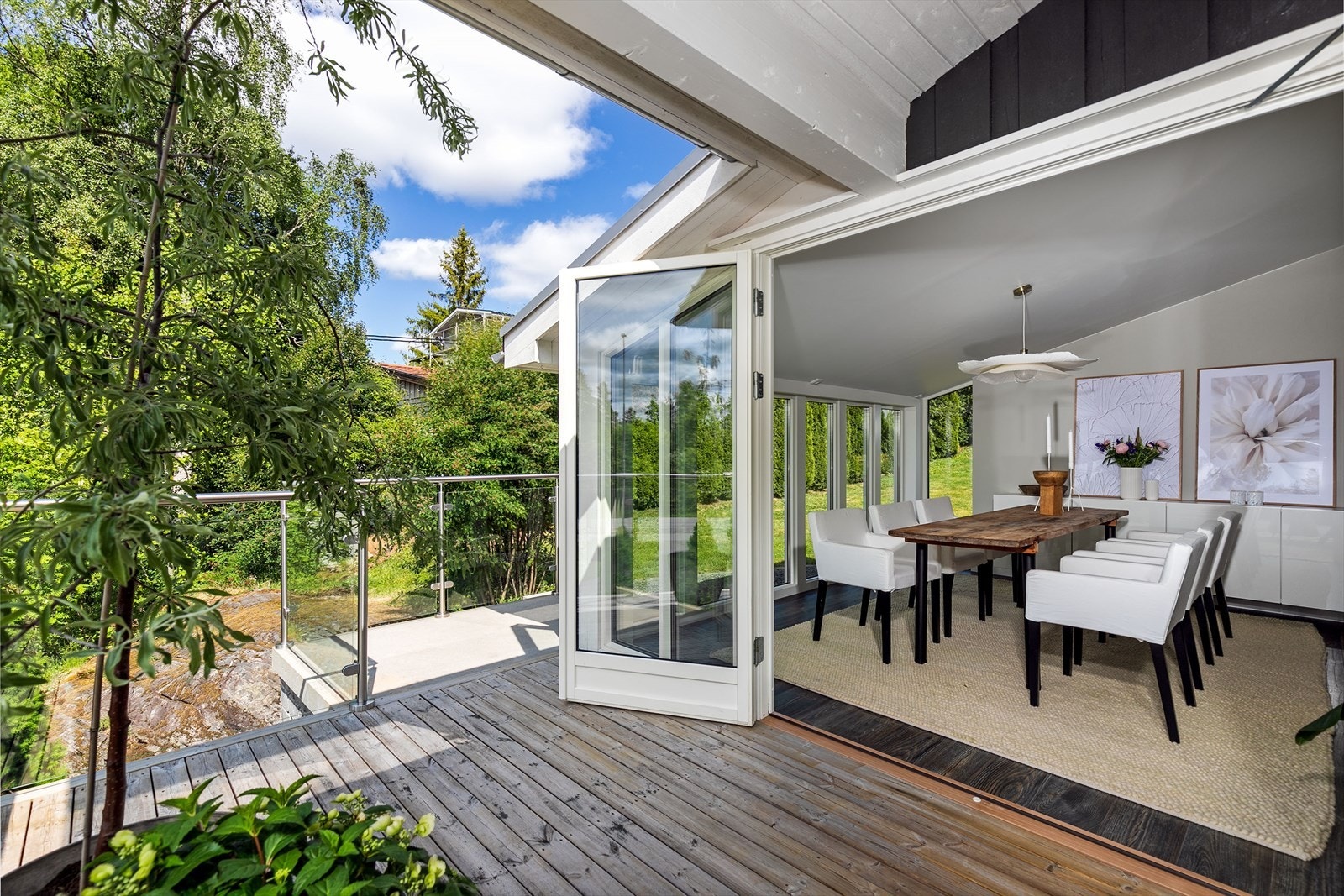 Terrassen har glassrekkverk, og er også en naturlig forlengelse av spisestuen. Galleribilde