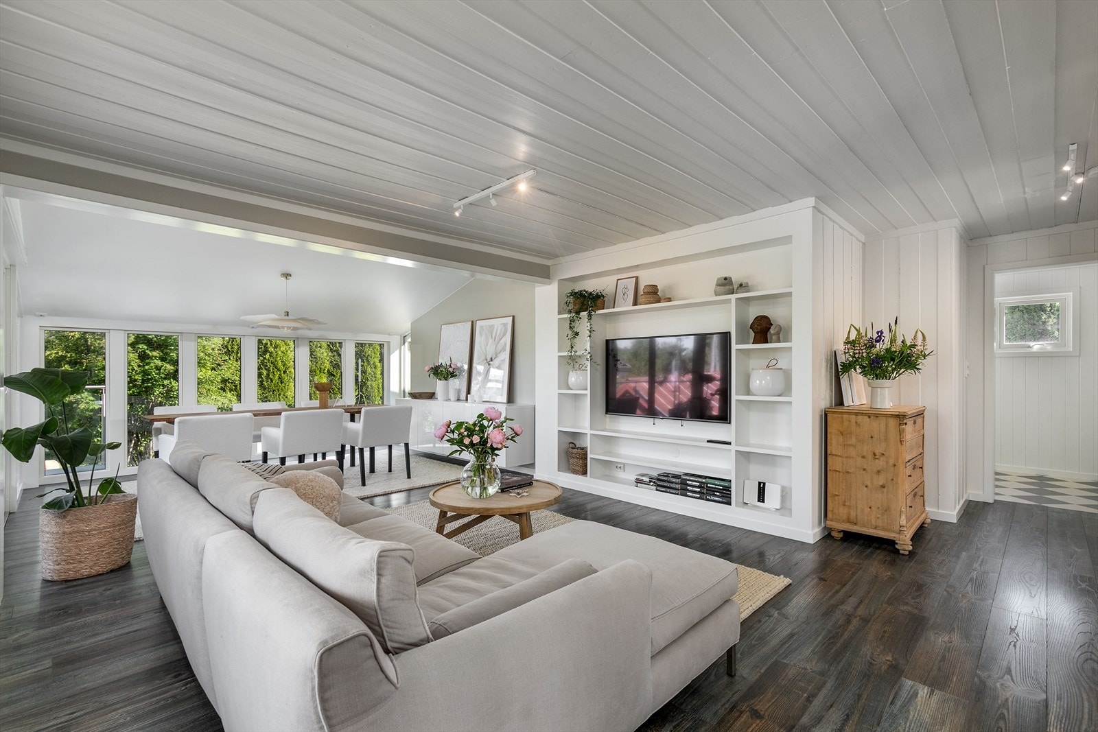 Romslig stue med innebygd TV-vegg og pene overflater. Galleribilde