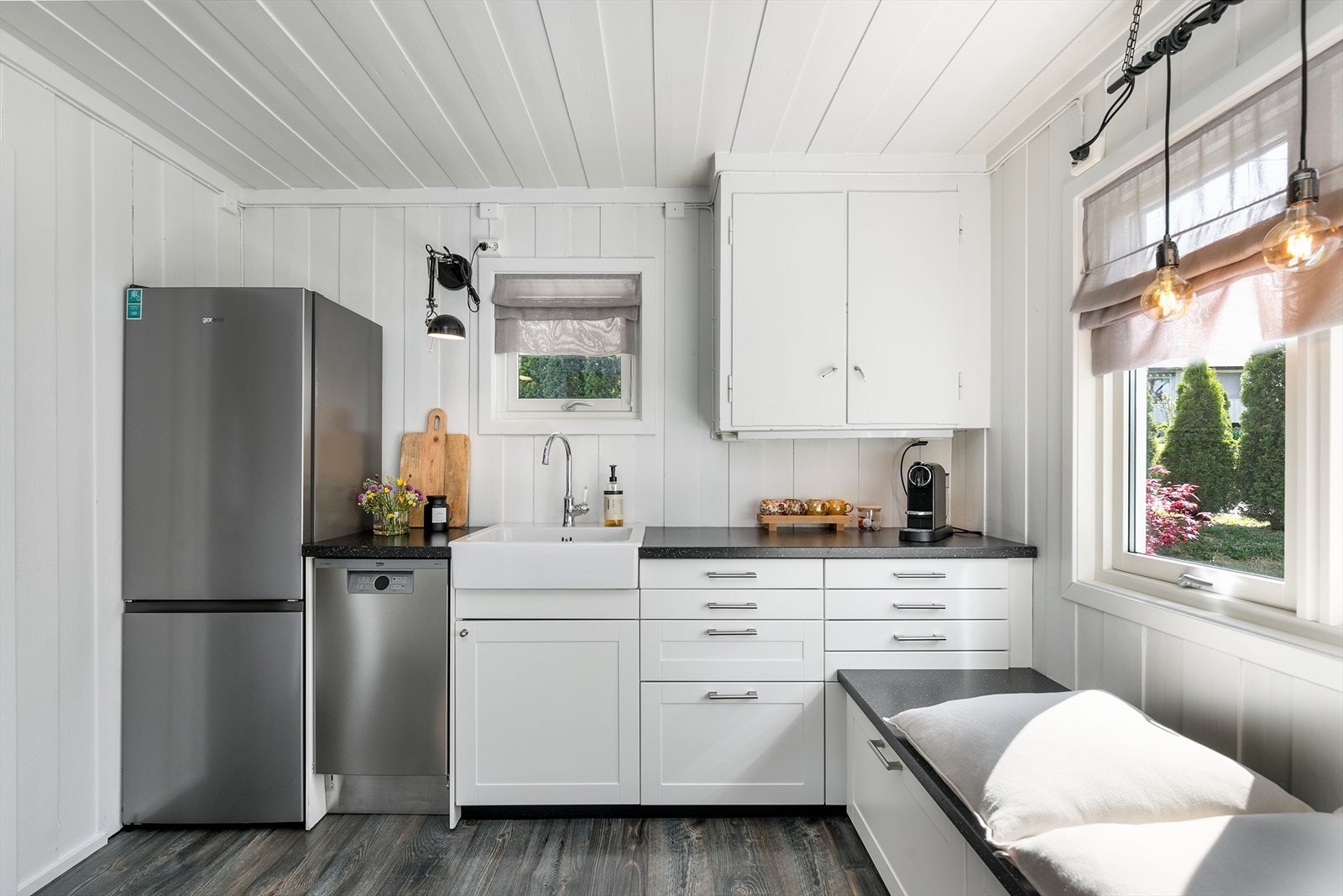 Effektivt kjøkken med medfølgende hvitevarer og bra med skapplass for oppbevaring. Galleribilde