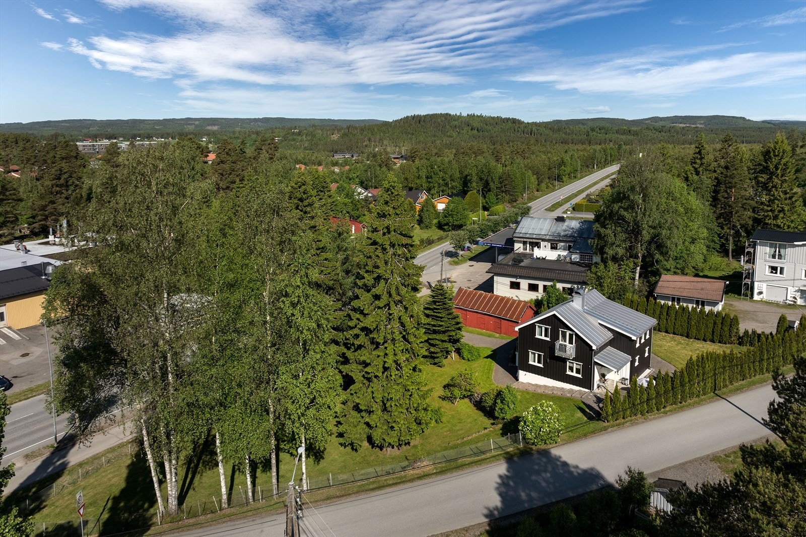 Boligen har romslig tomt med plen og beplantning, ideell for lek og hageaktiviteter. Galleribilde