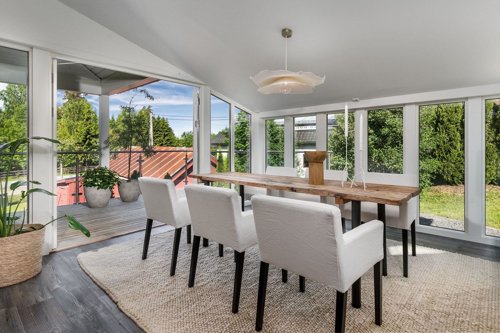 Store vindusflater gir spisestuen en fin kontakt med hagen og terrassen utenfor. Galleribilde