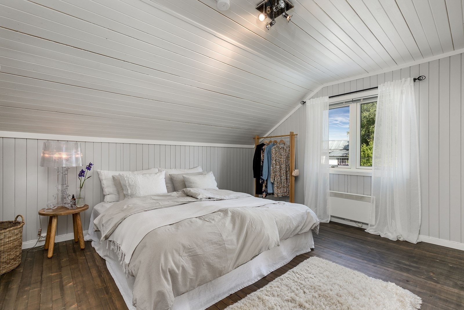 Hovedsoverommet har skråtak og behandlet tregulv, og gir en lun og avslappende atmosfære. Galleribilde