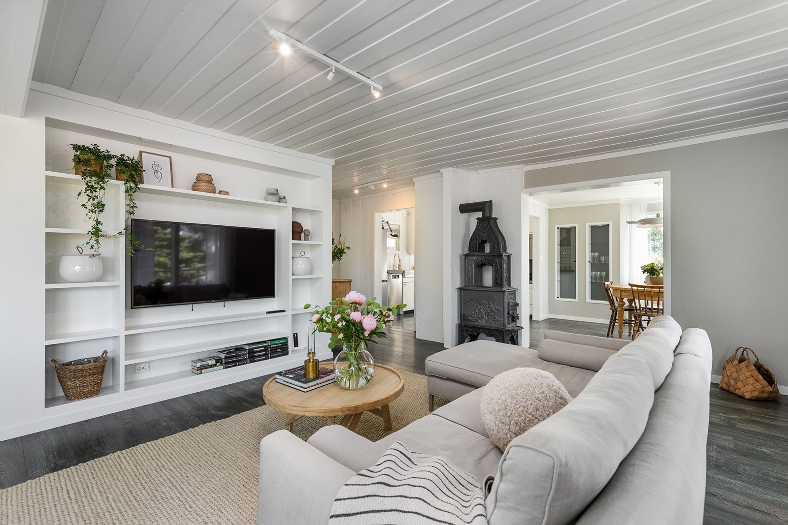 Stuen har både varmepumpe og vedovn, som sikrer lun komfort gjennom hele året. Galleribilde