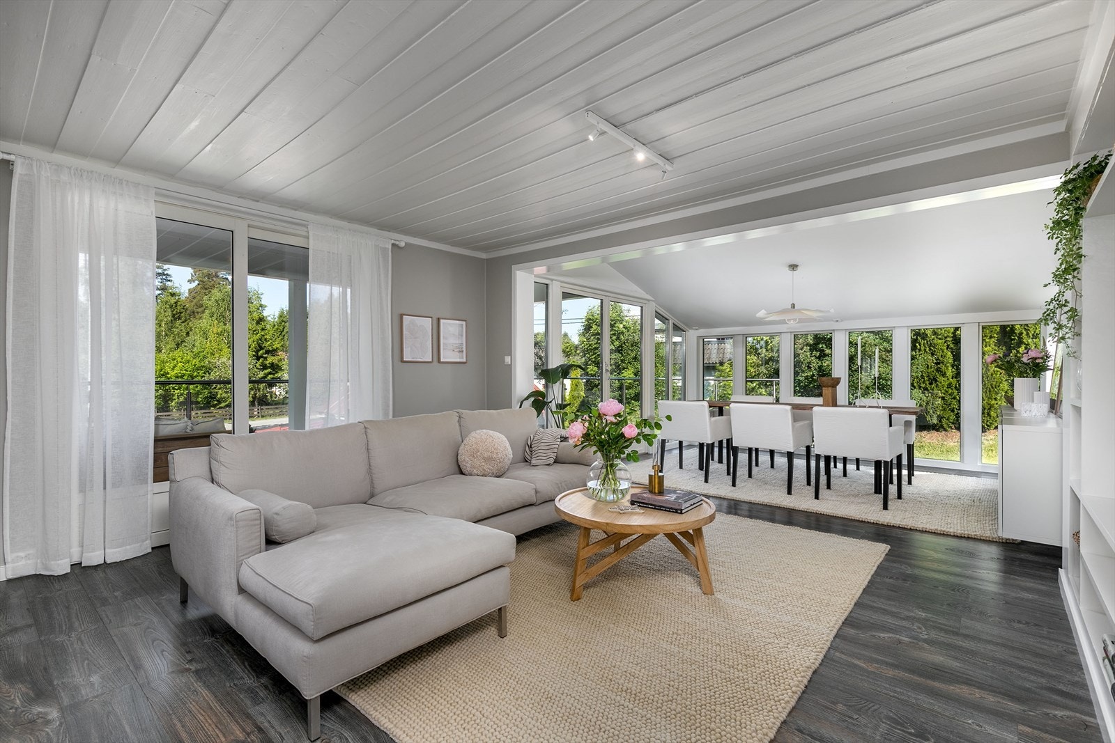 Stuen har en god størrelse med en påbygget vinterhage-del fra 2015. Galleribilde