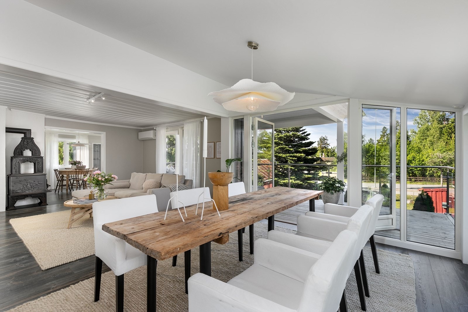 Spisestuen kan åpnes opp mot terrassen på varme sommerdager. Galleribilde