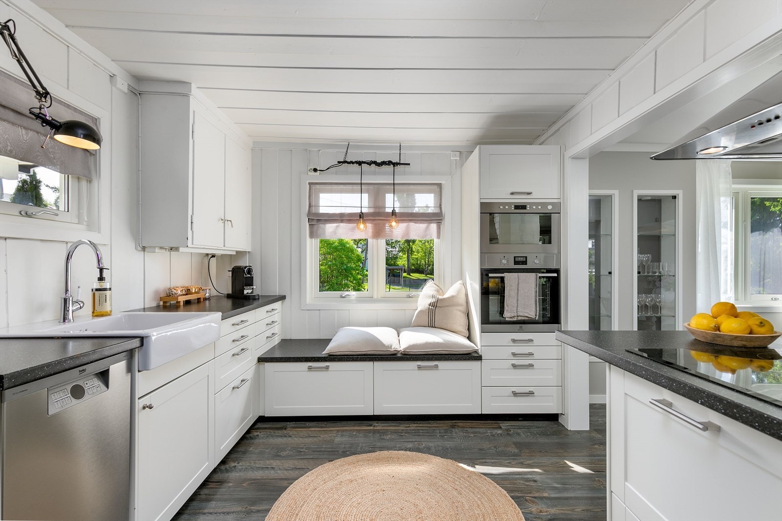 Kjøkkenet fra 2014 har klassiske fronter, laminat benkeplate og stor porselensvask. Galleribilde