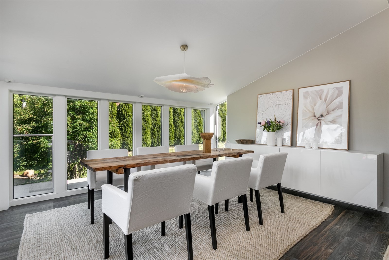 Spisestuen har god plass til langbord, perfekt for hyggelige måltider med familie og venner. Galleribilde