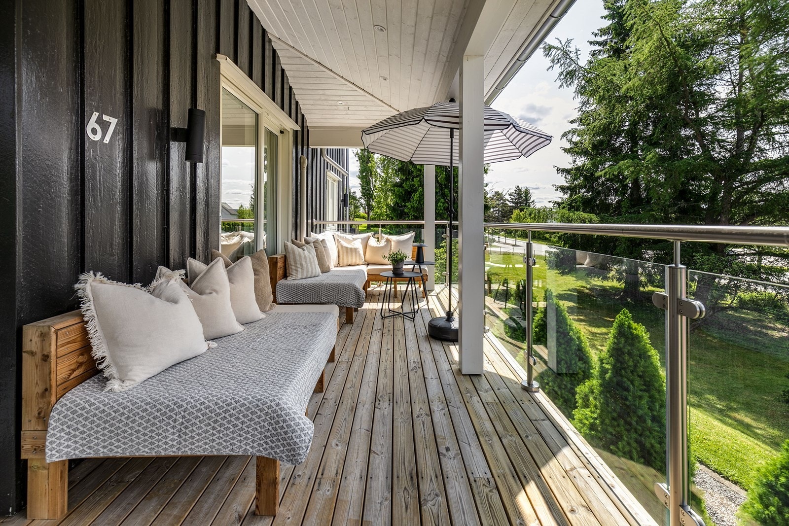 Langstrakt terrasse med god plass til utemøbler og skjerming under tak. Galleribilde