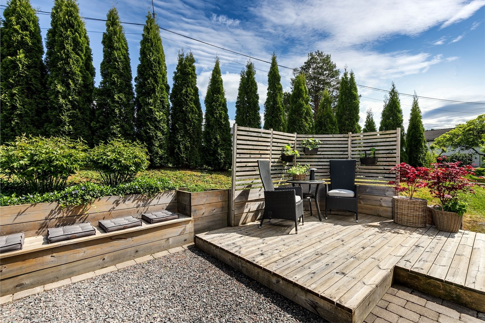 Hovedterrassen på mark har plassbygget benk, levegg og mulighet for flere sittegrupper. Galleribilde