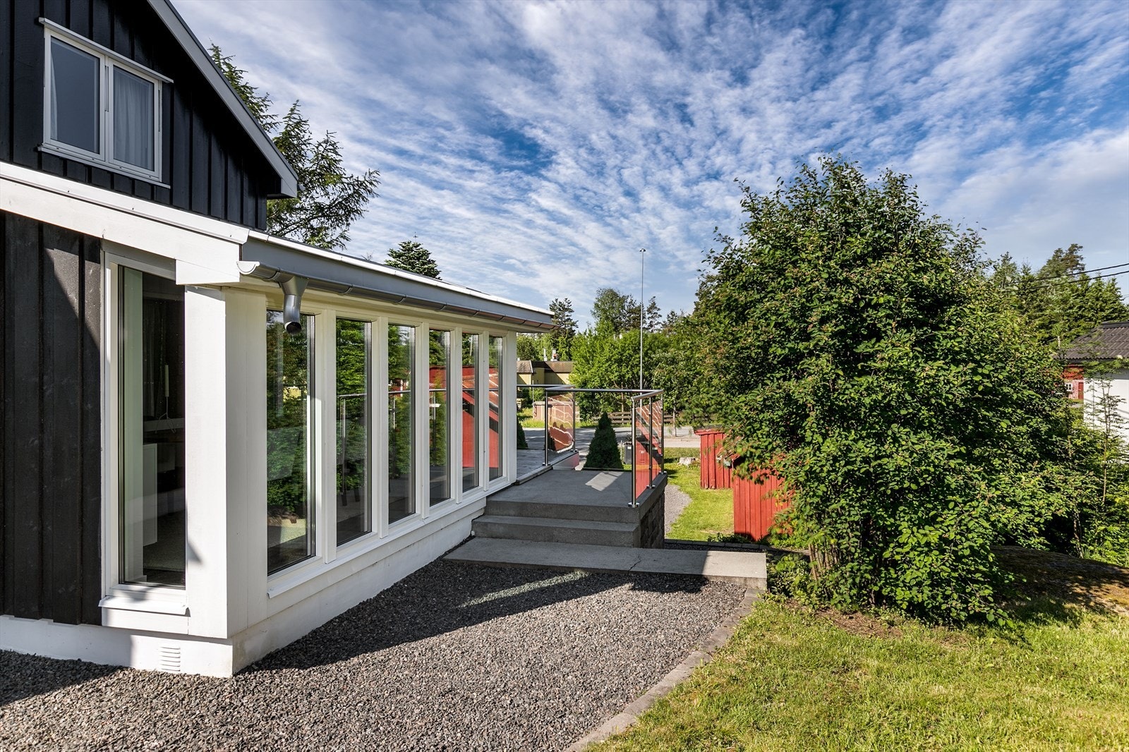 Praktisk adkomst fra hagen til den delvis overbygde terrassen. Galleribilde