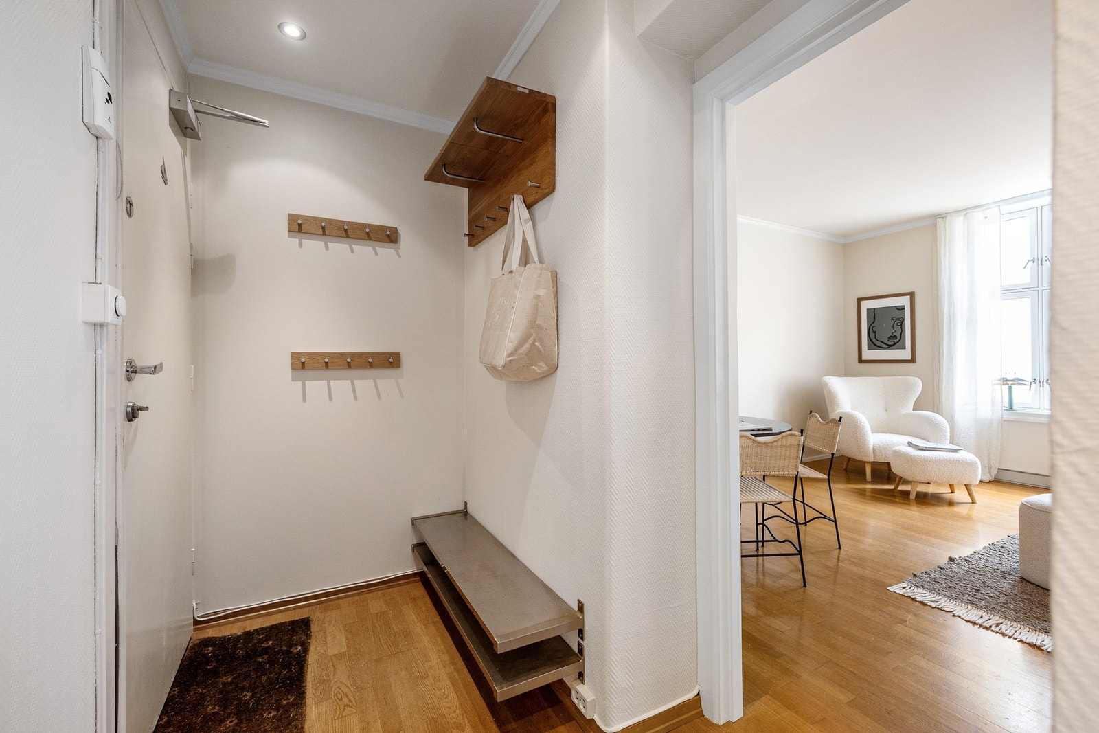Entréen gir et hyggelig førsteinntrykk av leiligheten. God plass til oppheng av yttertøy og plassering av sko. Galleribilde