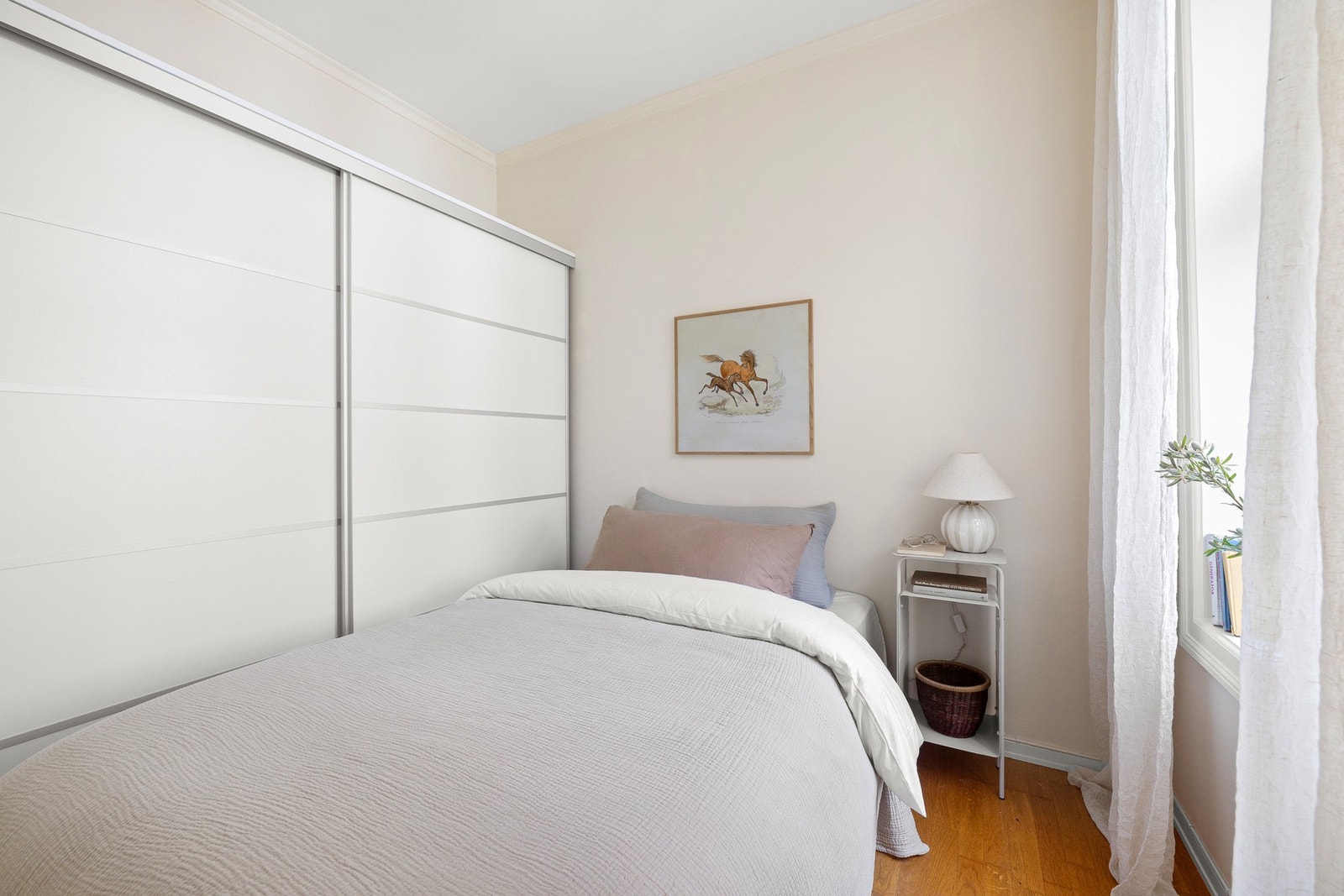 I dag er rommet innredet med en stor skyvedørsgarderobe som gir rikelig med oppbevaringsplass, og det er i tillegg god plass til seng med nattbord. Galleribilde
