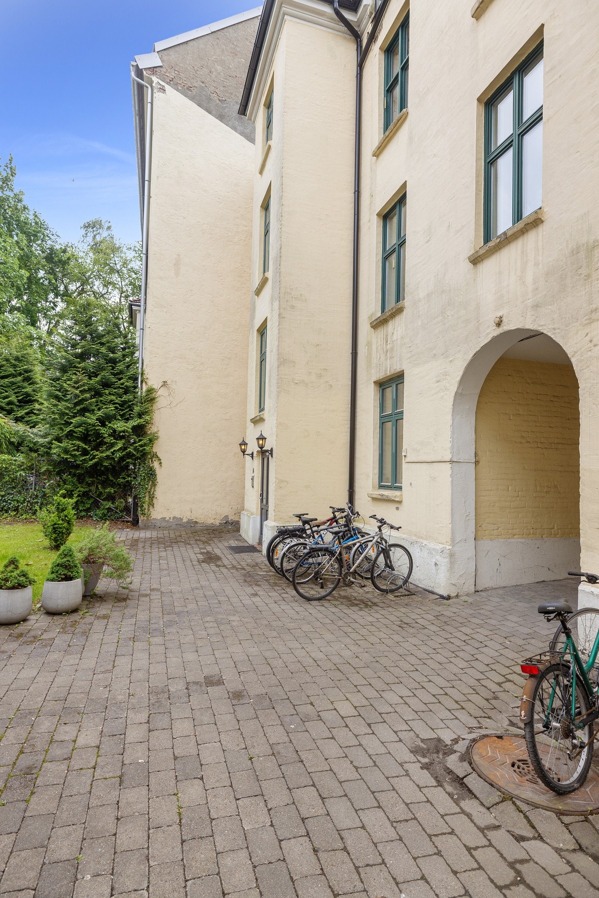 Leiligheten er fint plassert i byggets 2. etasje. Galleribilde