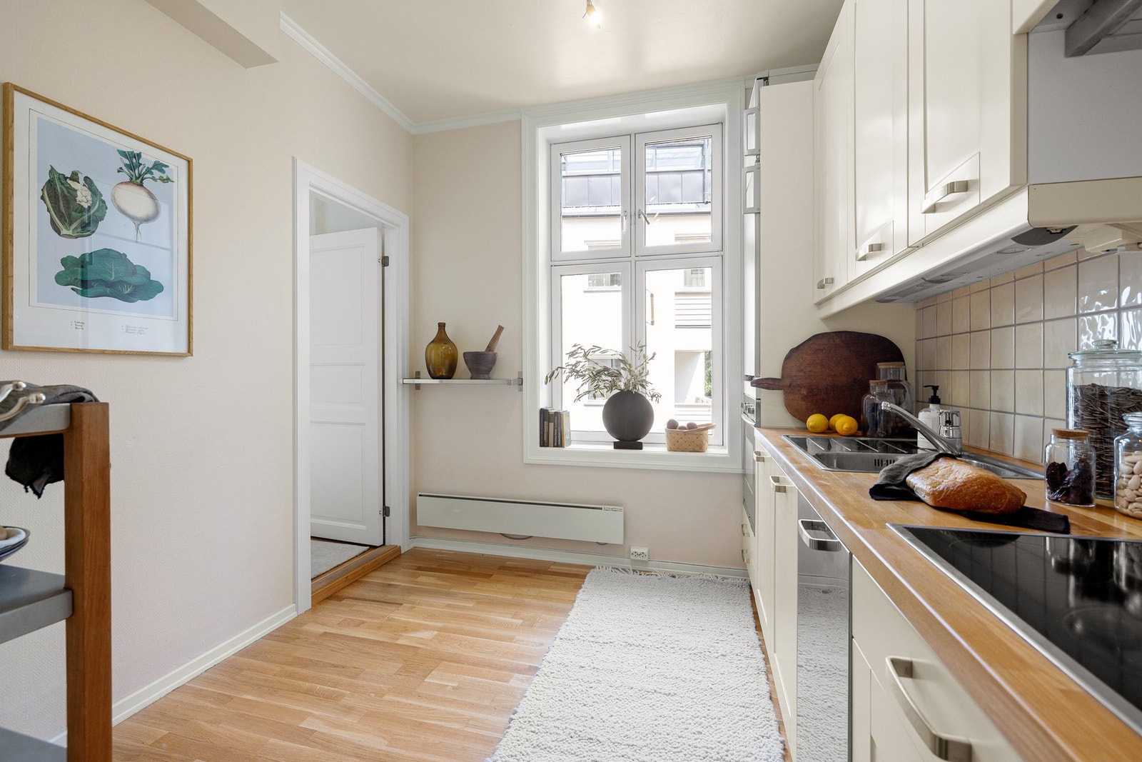 Kjøkkenet ligger i eget rom og vender ut mot en flott bakgård. Galleribilde