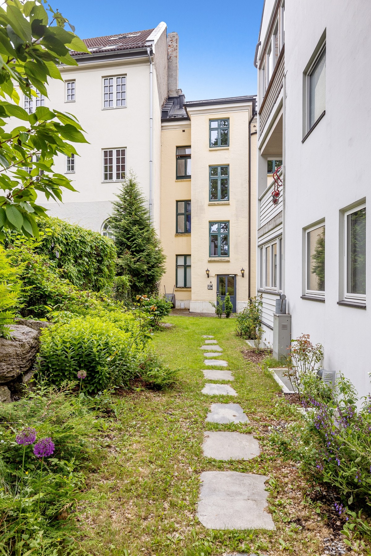Bakgård. Galleribilde