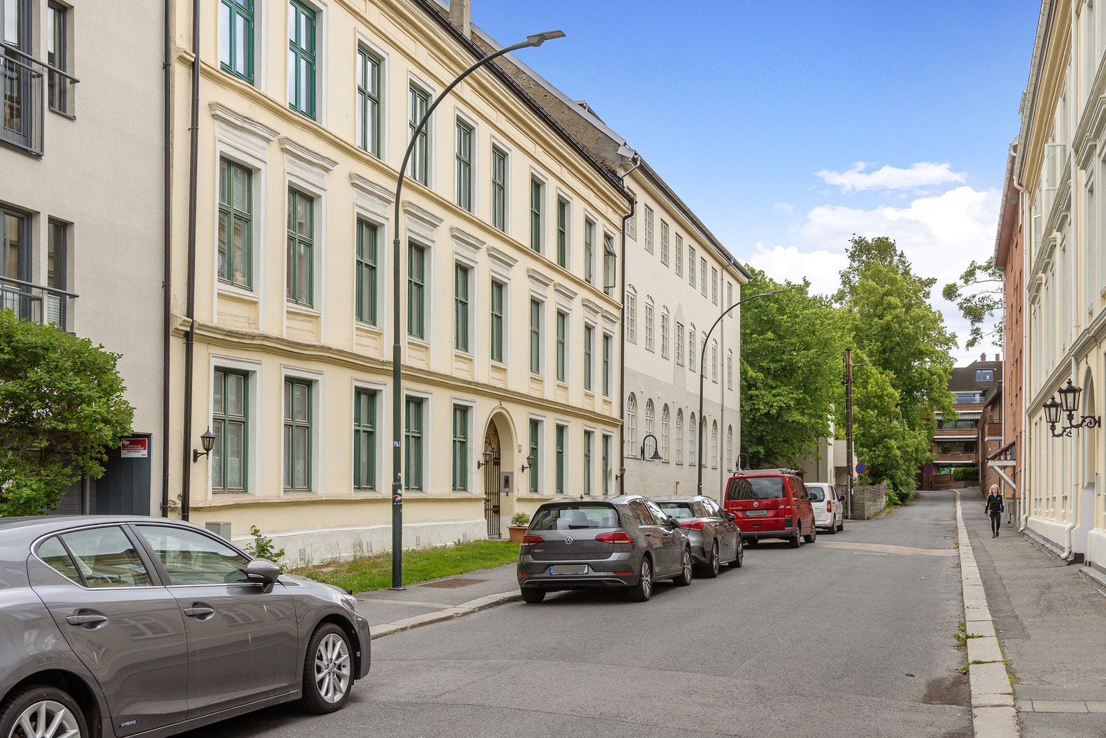 Klassisk og sjarmerende bygård beliggende i en rolig enveiskjørt gate. Galleribilde