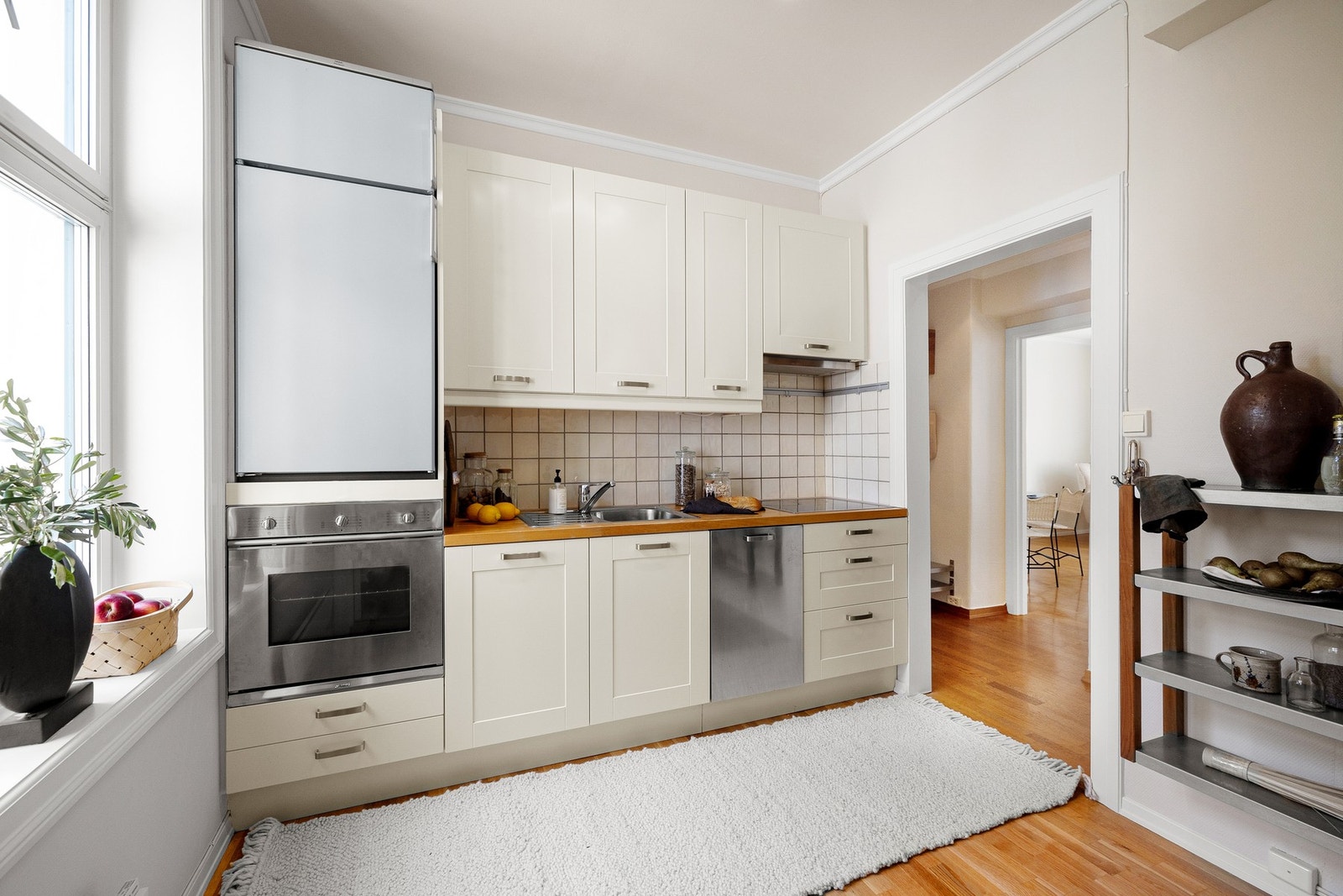 De integrerte hvitevarene består av komfyr fra Smeg, induksjonstopp, oppvaskmaskin, kombiskap og avtrekksvifte med kullfilter. Galleribilde