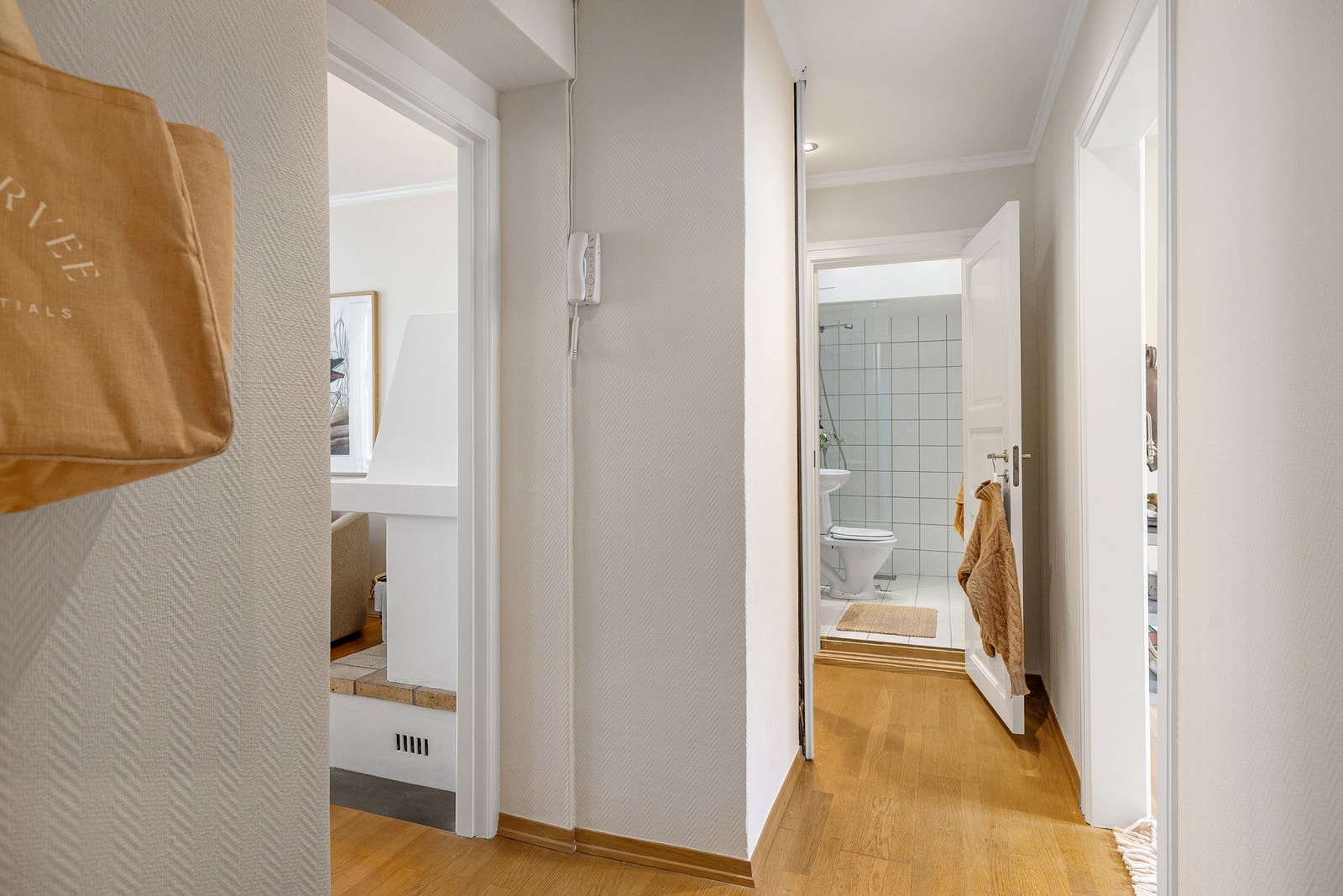 En romslig garderobe med speilfronter lenger inn i gangen sørger for godt med oppbevaringsplass. I tillegg har du en bod på 8m². Galleribilde
