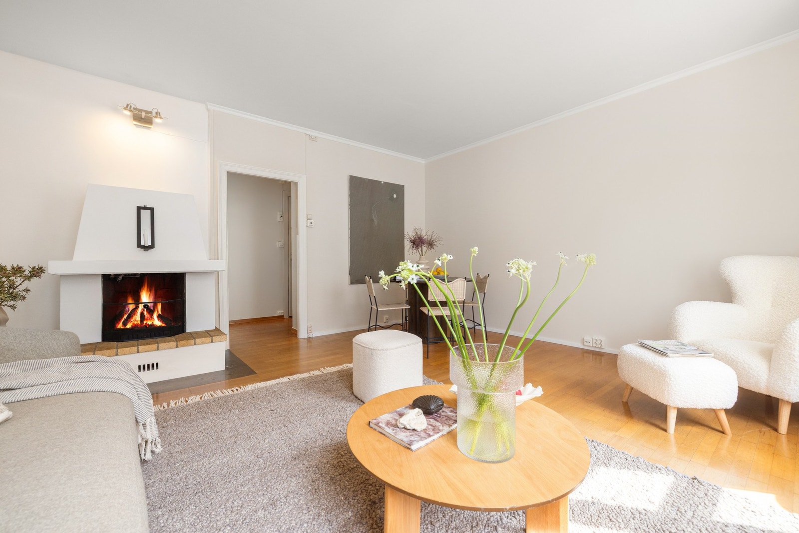 Stuen byr på gode møbleringsmuligheter. Her er det plass til både sofagruppe, stuebord, TV-møblement og spisebord. Galleribilde