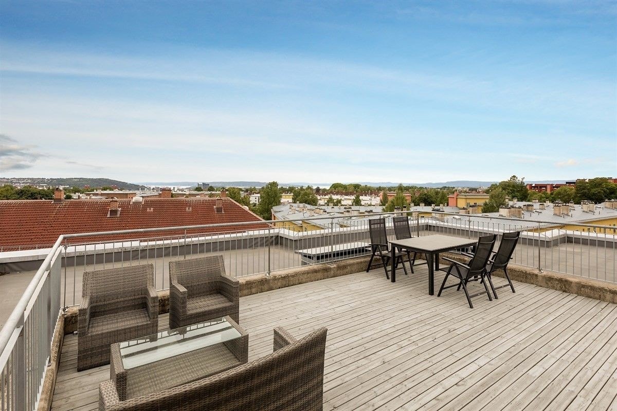 Takterrasse med sittegrupper Galleribilde