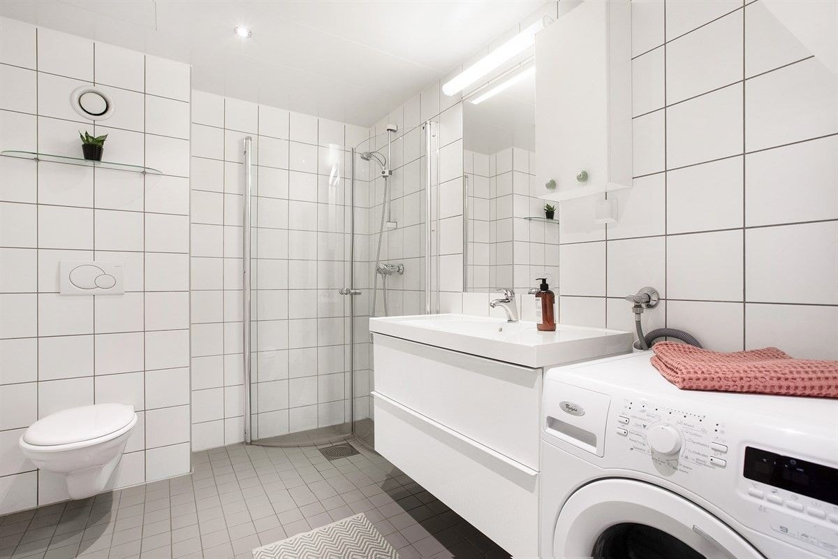 Badet har inngang fra entré og hovedsoverom Galleribilde