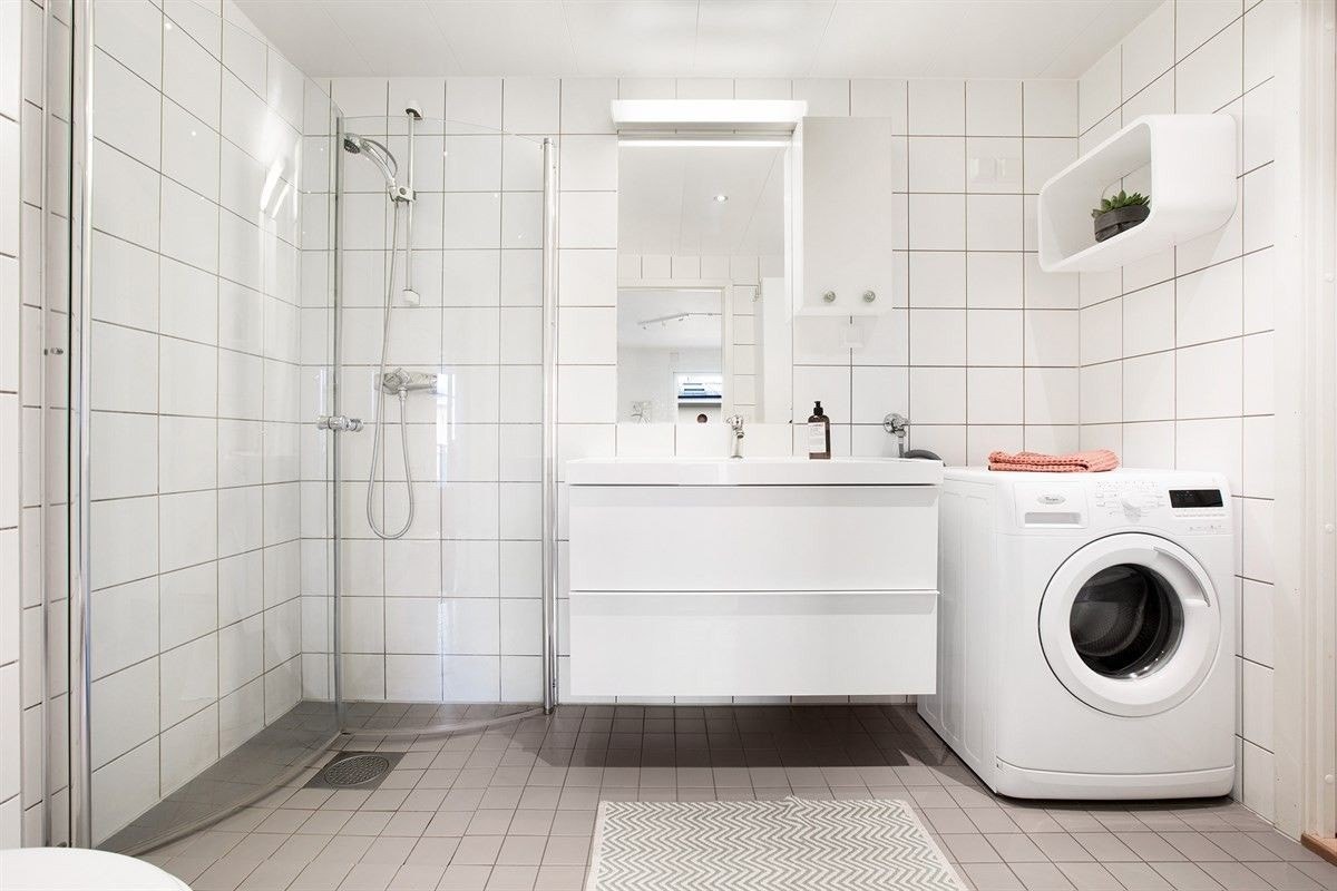 Flislagt bad med wc, servant, dusjhjørne og vaskemaskin. Varmekabler i gulv. Galleribilde