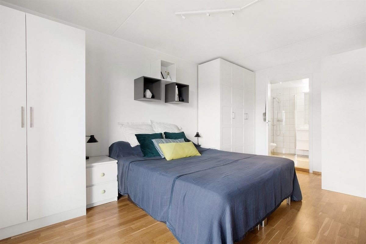 Stort hovedsoverom med garderobeskap. Inngang til bad. Galleribilde
