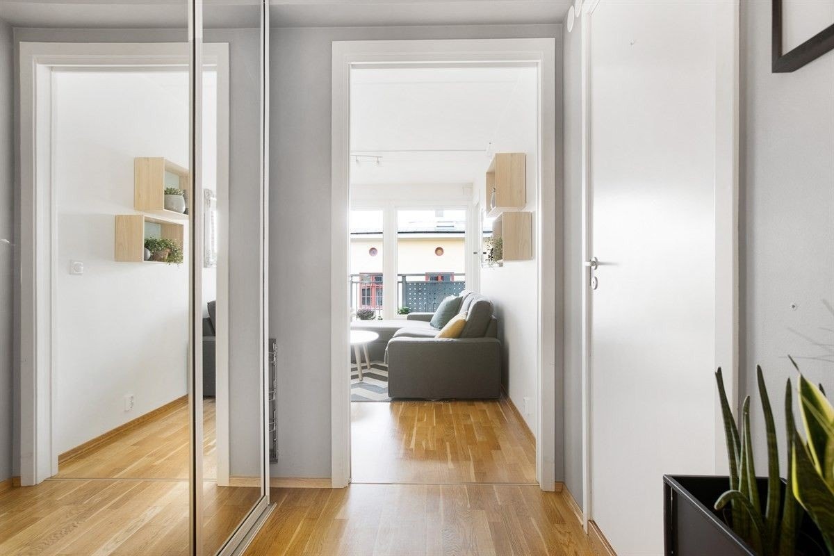 Entré med praktisk skyvedørsgarderobe Galleribilde