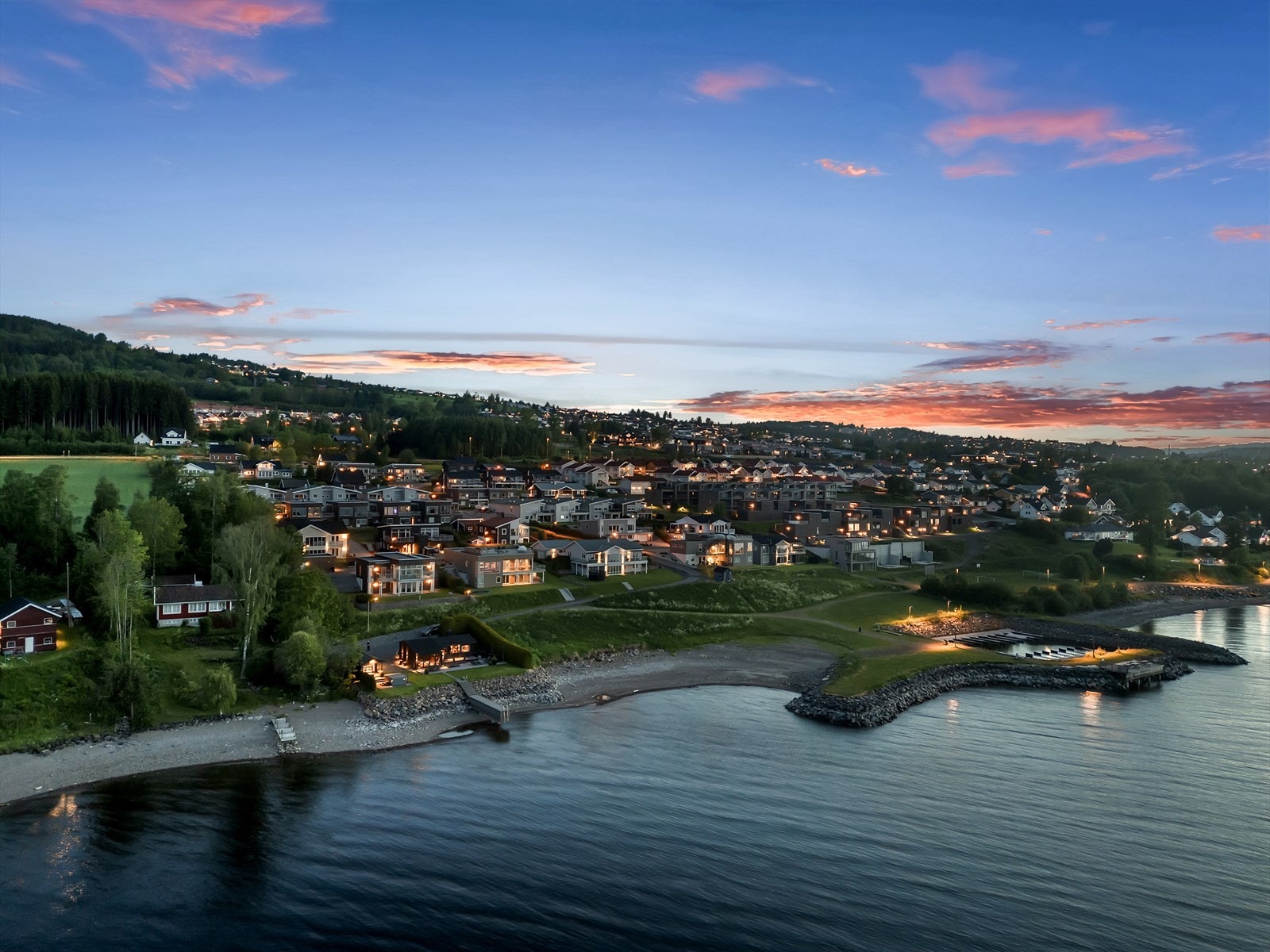 Her bor du med gangavstand til både barnehage og barneskole, og med kort vei til Mjøsa med badeplass, strand og brygge - et populært samlingspunkt for både små og store. Galleribilde