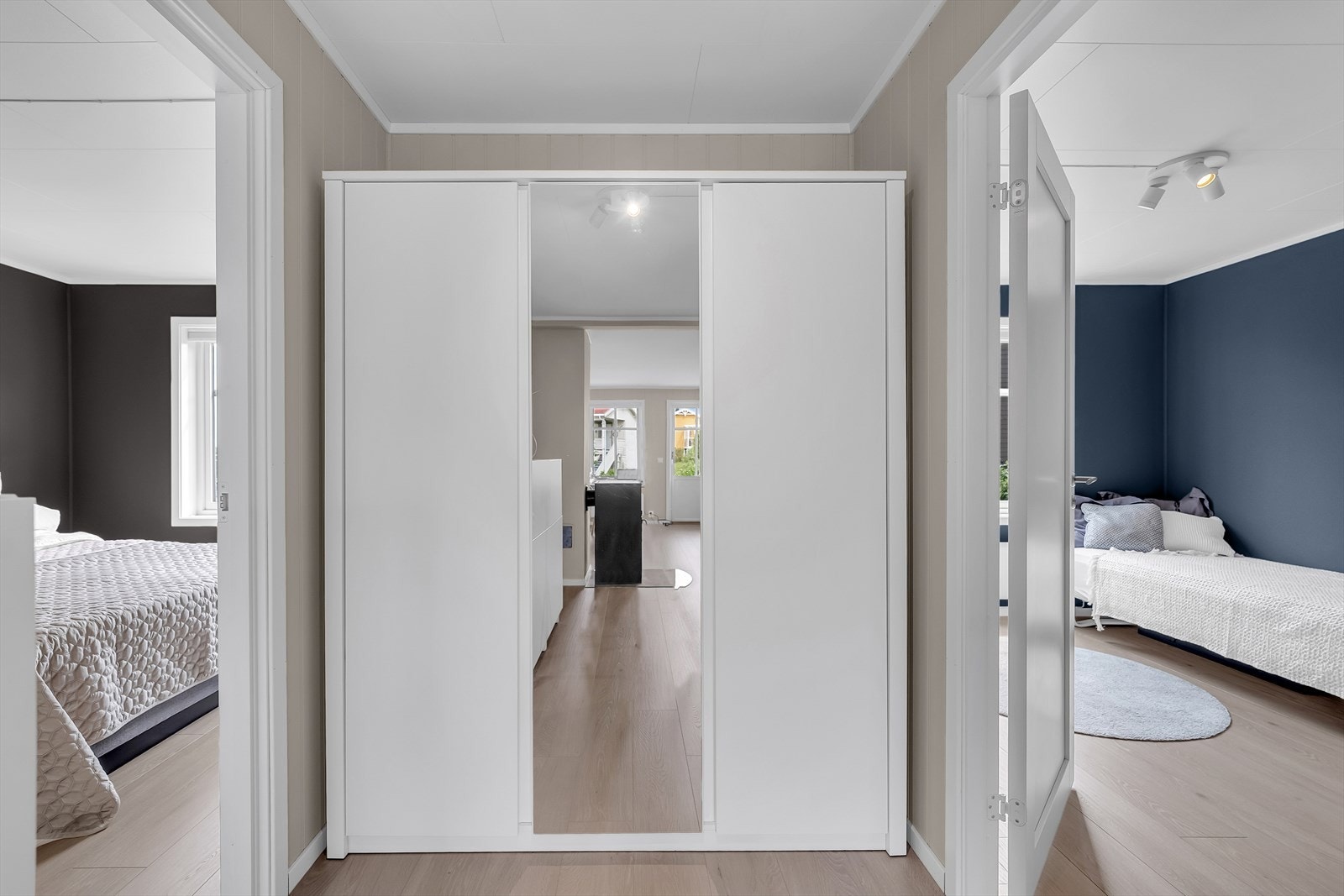 Stor garderobe mellom soverommene. Galleribilde