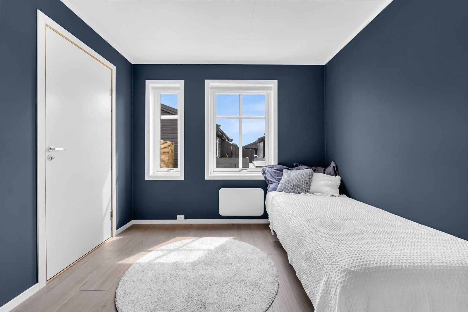 God plass til seng, skrivebord og garderobe. Galleribilde