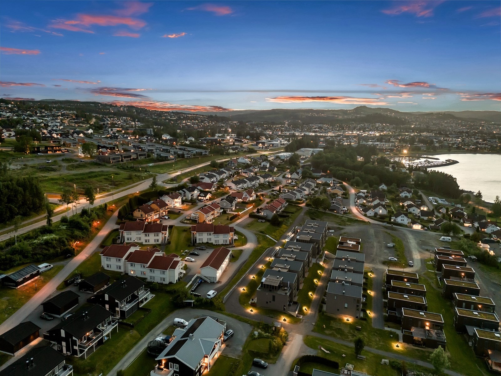 Fra eiendommen kan du følge den idylliske Mjøspromenaden hele veien inn til sentrum. Med bil tar det kun fem minutter til Gjøvik sentrum, og det er også busstopp rett i nærheten. Galleribilde