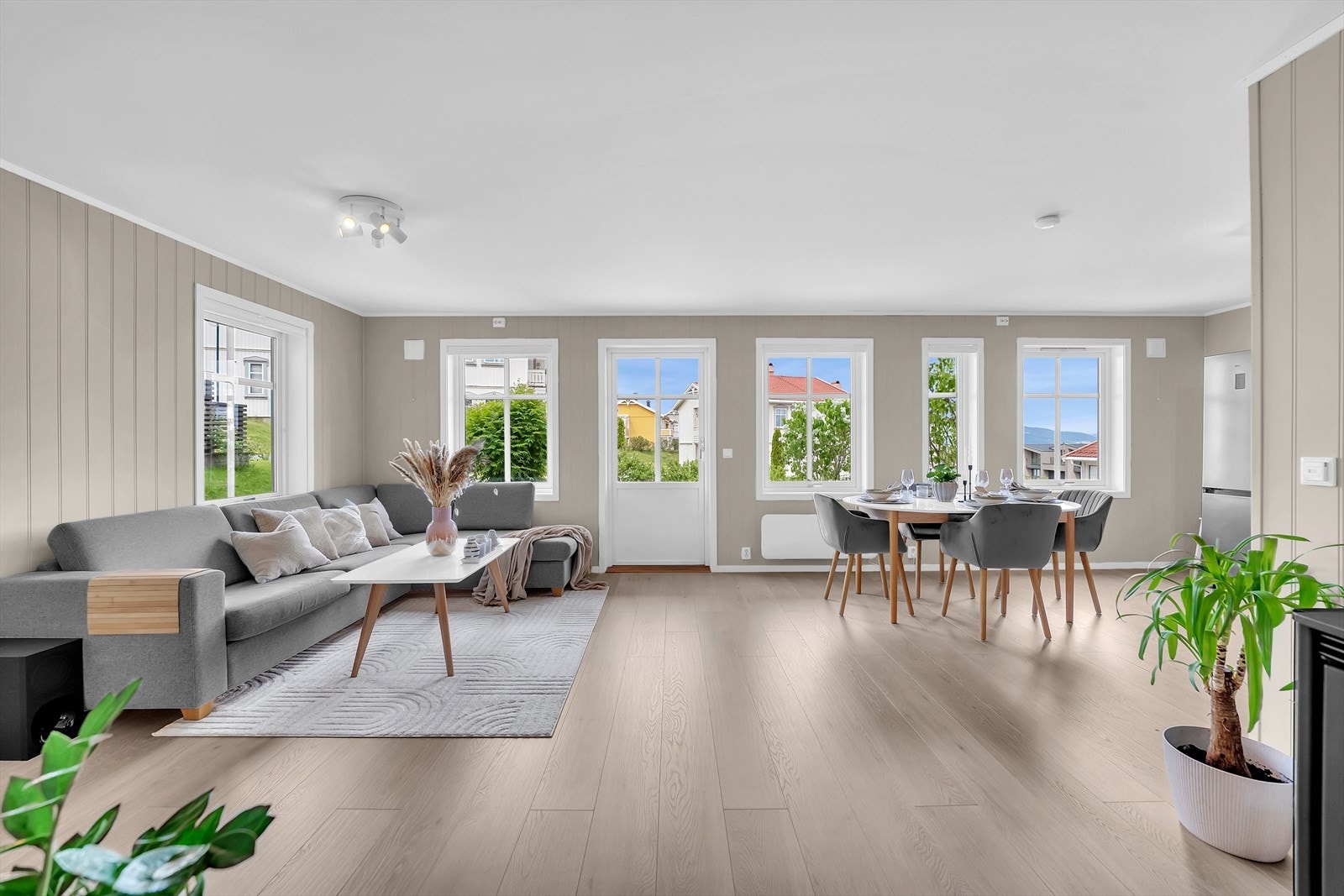 Leiligheten har en lys og romslig stue med plass til flere soner. Galleribilde