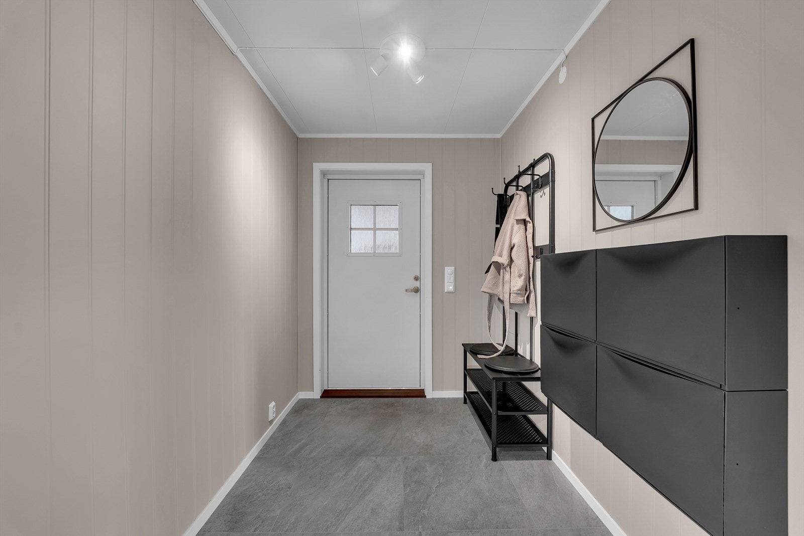 Entré/gang med plass til oppheng av yttertøy og sko. Galleribilde