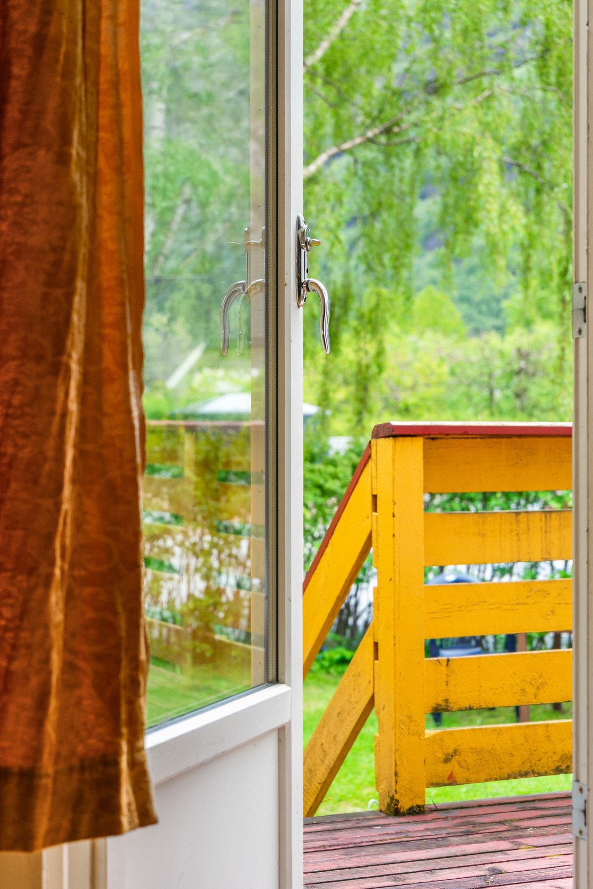 Fra stuen er det utgang til veranda Galleribilde