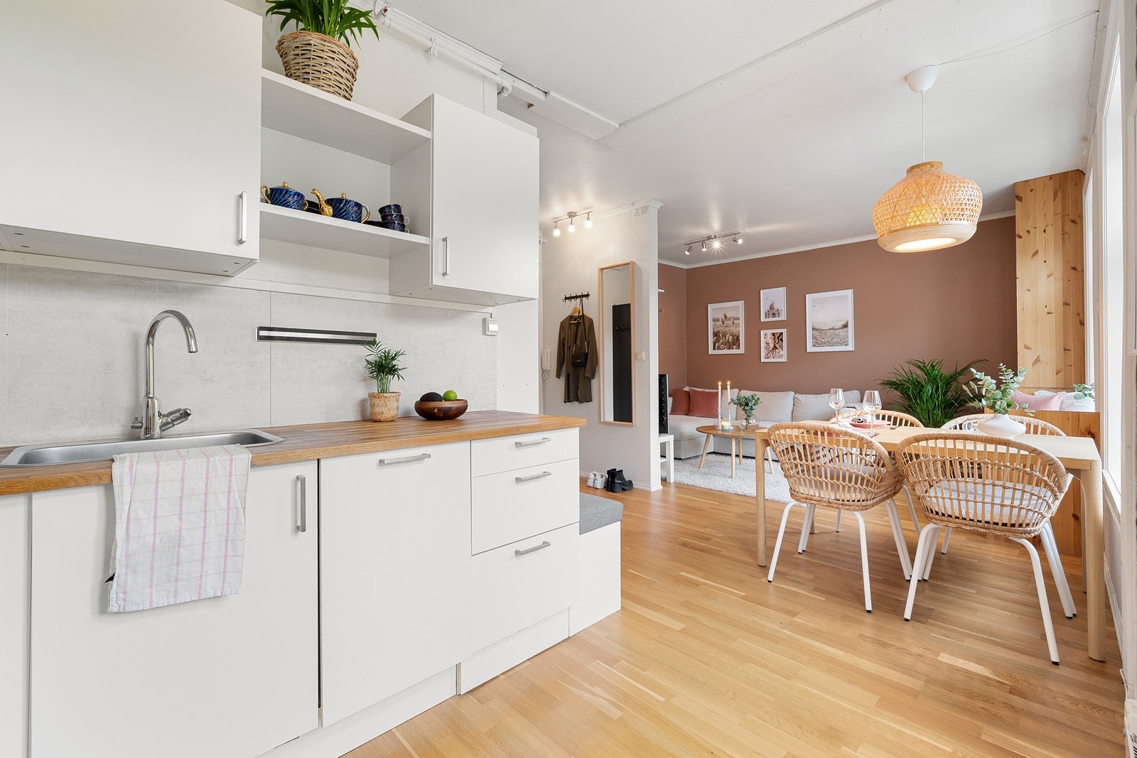 Stuen oppleves som både lun og moderne med gjennomgående stilrent interiør. Galleribilde