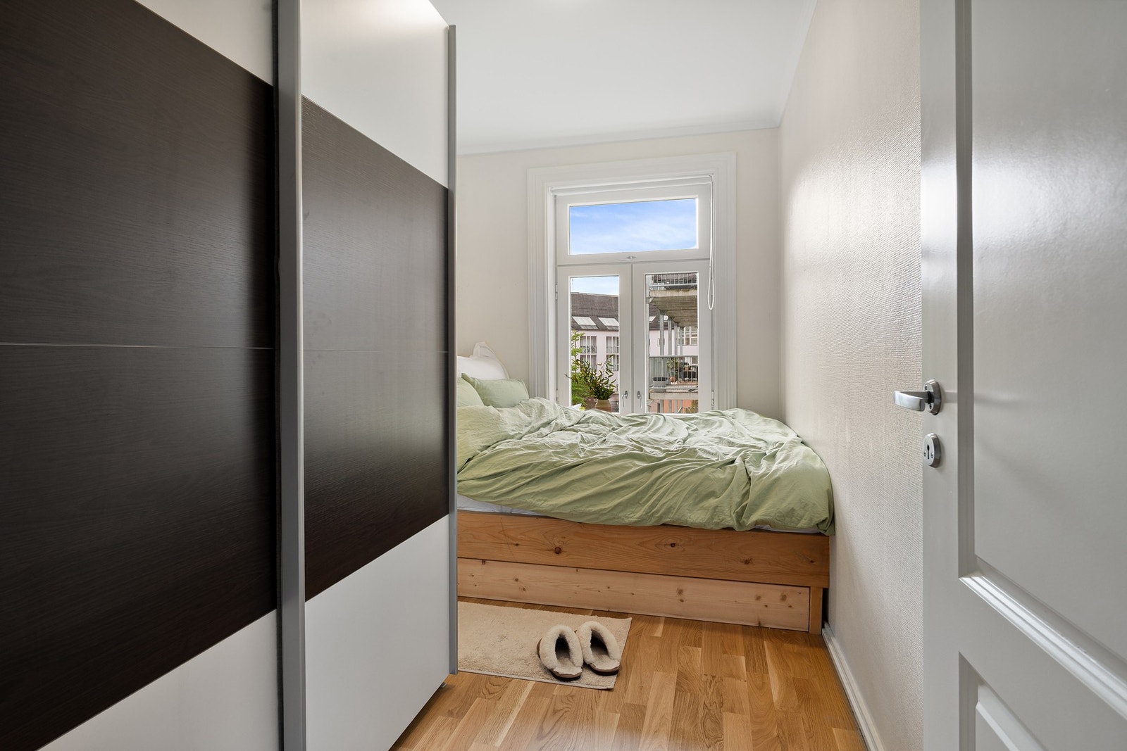 Innredet med stor garderobe. Galleribilde