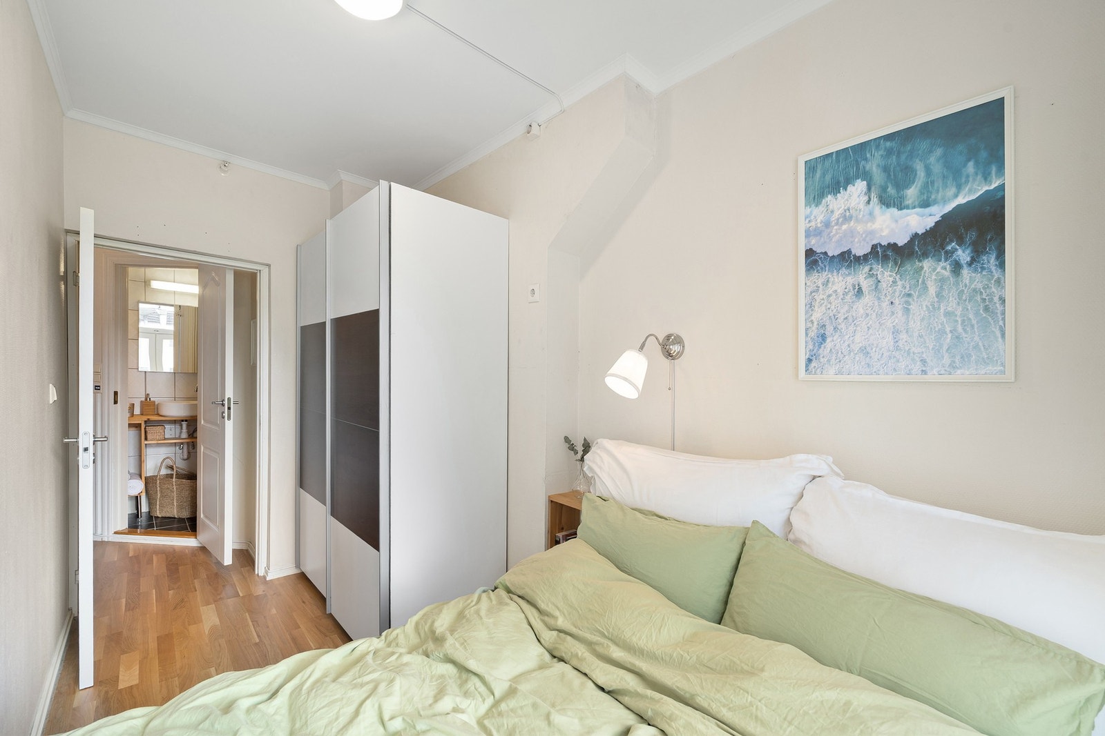 God plass til både stor seng og oppbevaring. Galleribilde