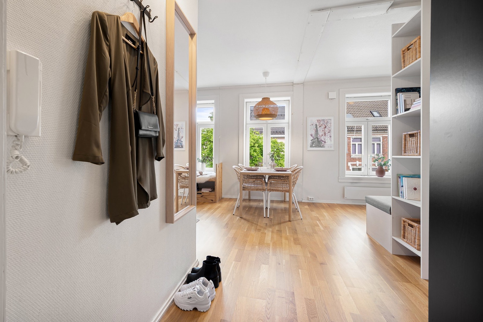 Entreen har gode muligheter for ulike garderobeløsninger. Galleribilde