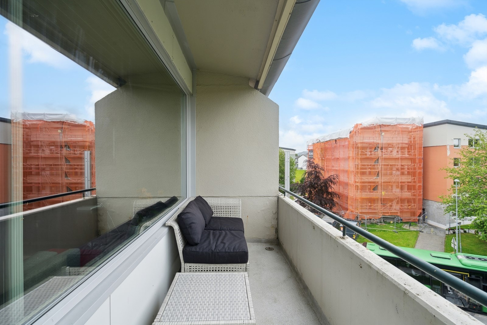 Leiligheten har en sørvest-vendt og solrik balkong hvor fine sommerdager kan nytes! Galleribilde