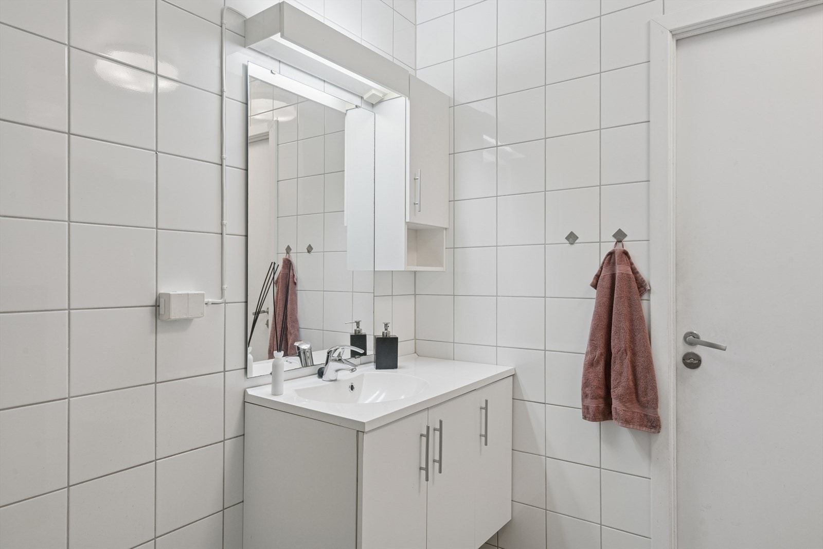 Badet er i dag utstyrt med dusjhjørne, vegghengt toalett og veggseksjon med servant. Galleribilde